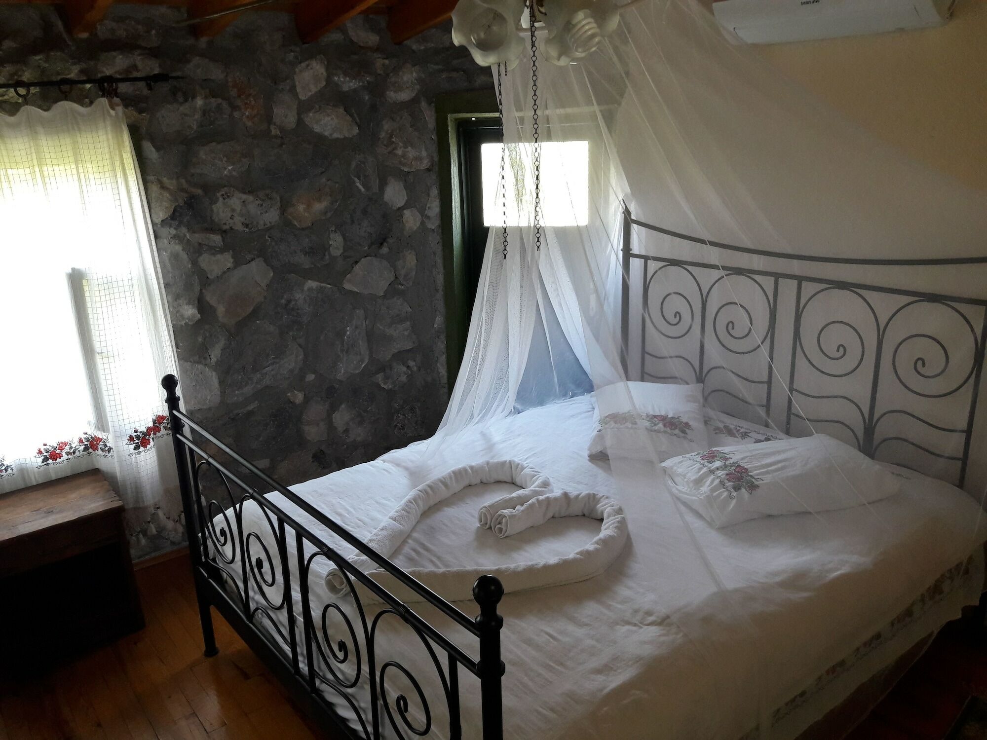 ダラマン Otantik Tas Ev Bed & Breakfast エクステリア 写真